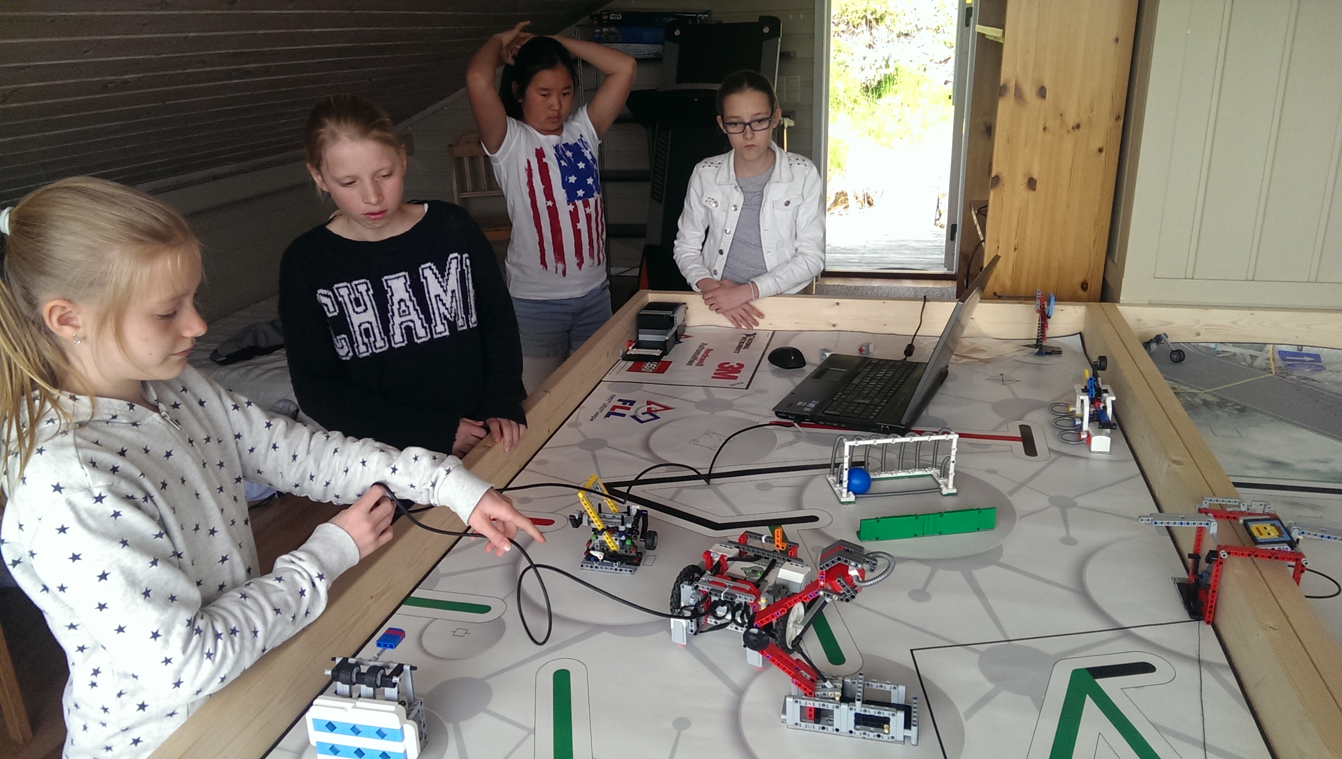 Og her er jentene i full gang med å programmere den andre roboten